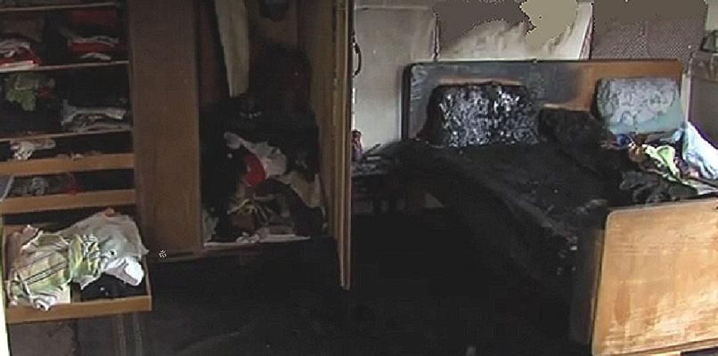 Спалнята, в която е била подпалена с бензин жената от с. Три кладенци. Снимка на автора.