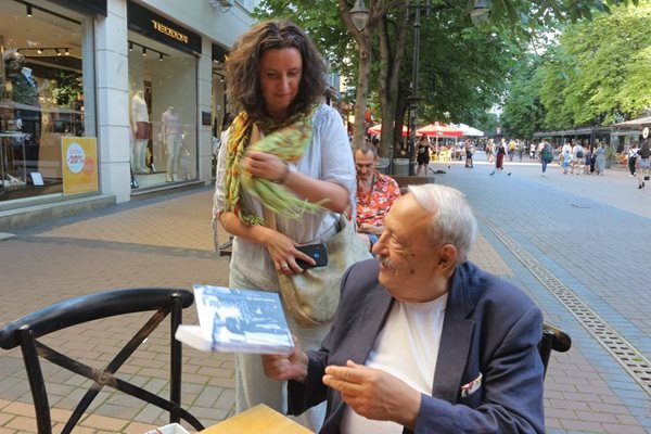 Гарелов се срещна със свои почитатели в софийската книжарница "Гринуич"