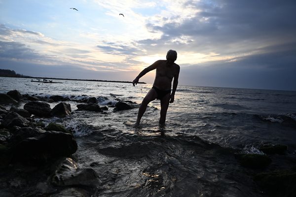 Възрастен мъж се изкъпа в зимното море край Варна Снимка: Орлин Цанев