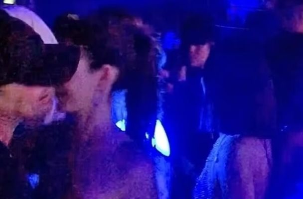 Заснеха Лео Ди Каприо и Витория Черети да се целуват в нощен клуб (Снимки)