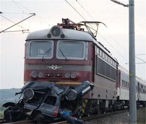Влак отнесе пиян шофьор без книжка