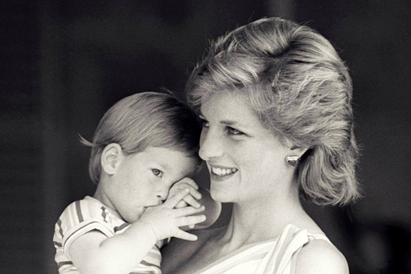 Принцеса Даяна и принц Хари през 1988 г.