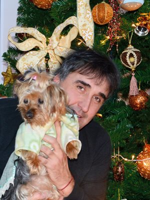 Веселин Маринов е гушнал кучето си Линда.