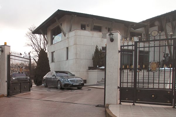 Луксозната резиденция на Миню Стайков е запорирана от КПКОНПИ