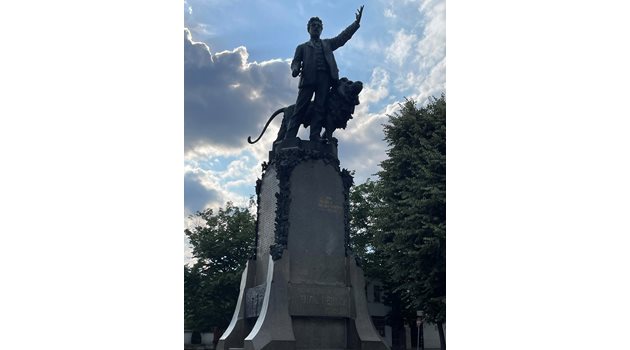 Паметникът на Васил Левски в родния му град Карлово