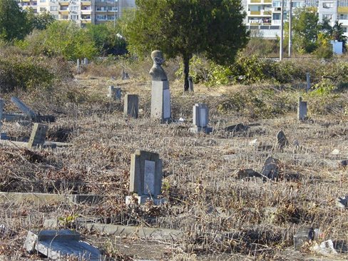 Изоставено старо гробище - на много места в България е така