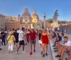 СНИМКА: Авторът

Римските улици са пълни с туристи въпреки жегите