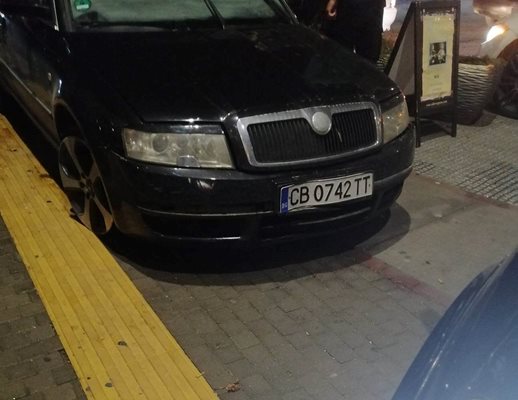 Българската кола, по която гръцката полиция е стреляла в гумите, за да я спре в центъра на Комотини. Снимка: 24 часа