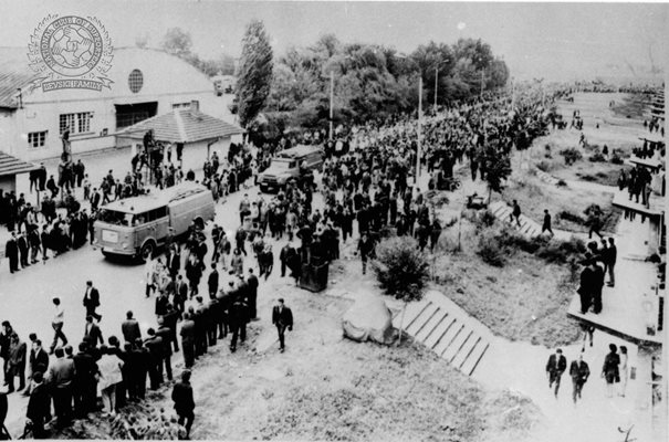 Опечалени мъже вдигат ковчега с тленните останки на Георги Аспарухов по време на погребението на 2 юли 1971 г. СНИМКИ: "УЛТРА ВАРНА", ПУБЛИКУВАНИ ОТ LEVSKI FAMILY