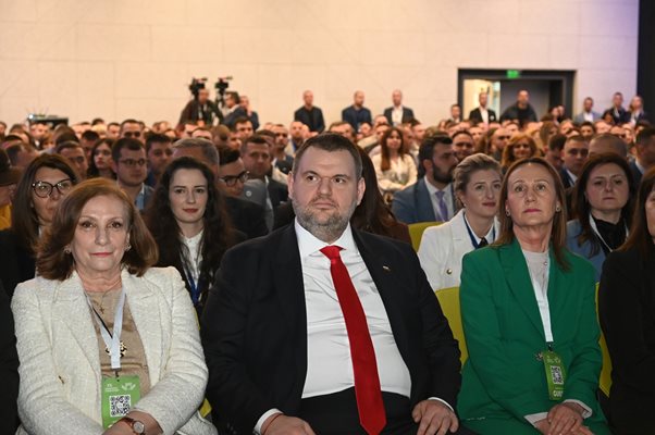 Председателят на ПГ на ДПС Делян Пеевски и евродепутатката Искра Михайлова присъстваха на конференцията на младежката организация в събота.