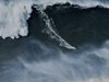 Германец "счупи" собствения си световен рекорд на гребена на 28-метрова вълна (Видео)