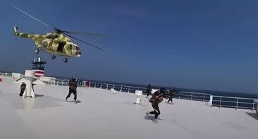 Военноморските сили на САЩ спасиха екипажа на гръцки кораб, поразен от хусите в Червено море