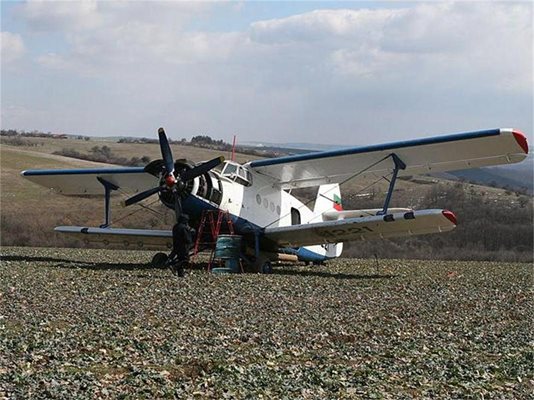 Самолет на селскостопанската авиация се приземи аварийно
на 2 км от с. Бракница.
СНИМКА: СВЕТОСЛАВ ИВАНОВ