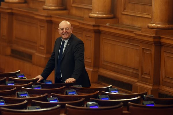 Новият еко министър Емил Димитров преди началото на дебатите в парламента СНИМКА: ВЕЛИСЛАВ НИКОЛОВ