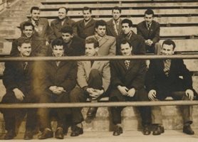 Христо Лазаров-Ричката (четвъртият от ляво на дясно на горния ред) вкара единствения гол при предишната победа на "моряците" при визита на "Левски" в първенството през далечната 1958 г.