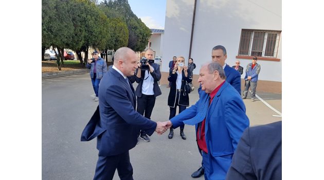 Румен Радев се ръкува с изп. директор Васил Данов, после и с с кмета Димитър Николов.