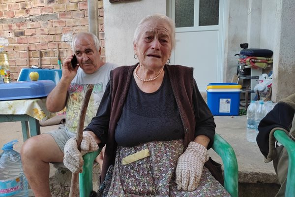 Баба Стефка е истинска и емоционална. Зад нея е зетят Николай, който помага безрезервно въпреки здравословните си проблеми
