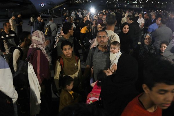 Евакуирани от Судан пристигат в Йордания СНИМКА: Ройтерс