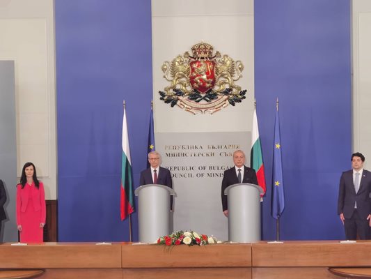 Служебният премиер Гълъб Донев предава властта на новия премиер акад. Николай Денков