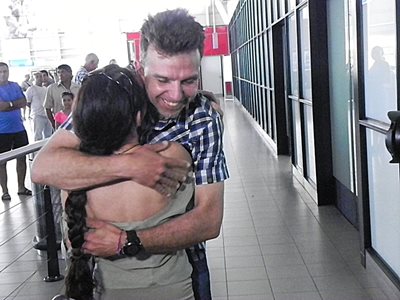 Боян Петров прегръща съпругата си Радослава при пристигането си в София. СНИМКА: Румяна Тонeва
