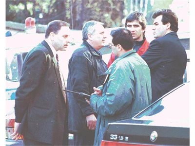 Вътрешният министър Богомил Бонев лично отива на огледа на убийството. Около него са бившият шеф на Гранична полиция Красимир Петров, ексзам.-шефът на СДВР Стоян Велчев, топкриминалистът Иван Тенчев, а с гръб е бившият началник на Първо РПУ Захари Захариев.
СНИМКА: ДЕСИ КУЛЕЛИЕВА