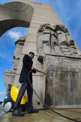 Момент от почистването на Арката на свободата на Беклемето, когато фирма безплатно е предоставила на доброволците пароструйки и песъкоструйки.