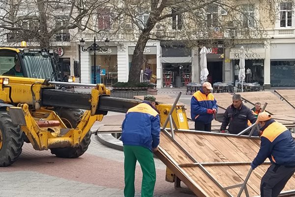 Работници и техника премахват дървения подиум от фонтана с пеликаните пред община Пловдив. Снимки: "24 часа"