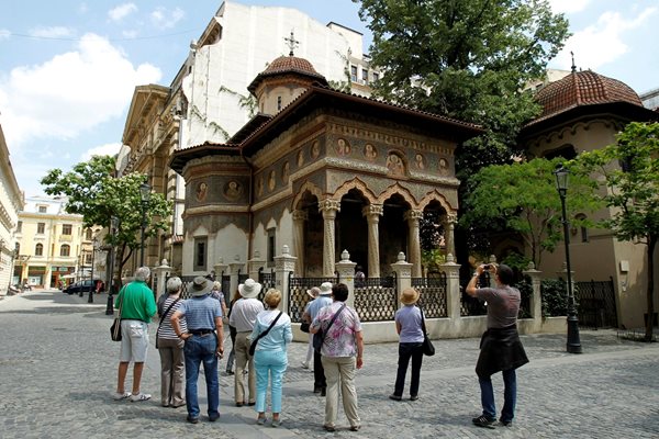 Туристи снимат църквата "Ставрополеос" в центъра на Букурещ.
