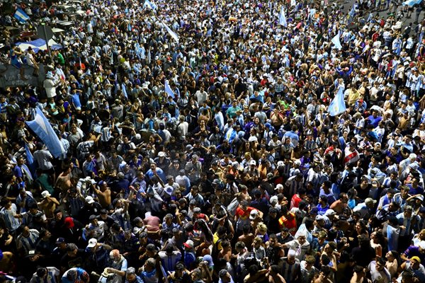 Знаме на шията погуби фен в Аржентина