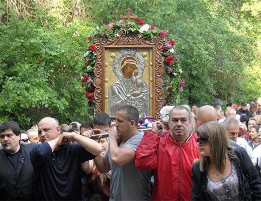 Утре се очакват хиляди в Бачковския манастир за изнасянето на чудотворната икона.