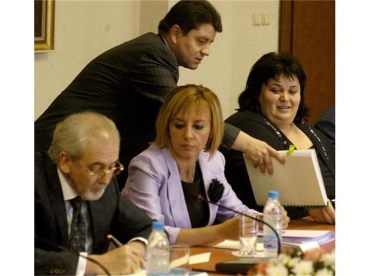 Депутатът от ГЕРБ Красимир Ципов подава на Искра Фидосова папка. До нея са Мая Манолова от БСП и Лютви Местан от ДПС.
