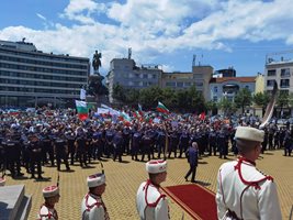 Протестът пред парламента набъбва