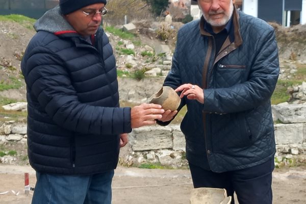 Проф. Николай Овчаров и доц. Здравко Димитров пред руините на средновековния Бдин