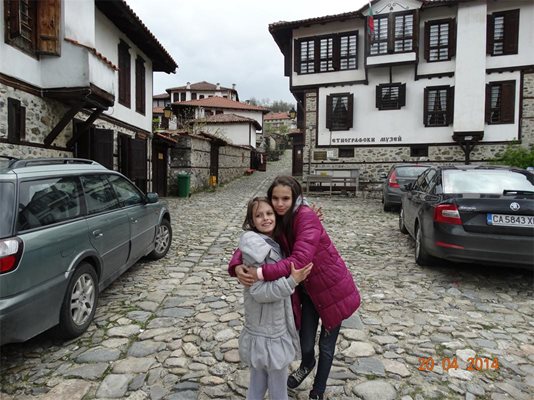 Двете сестрички са навсякъде заедно. Особено обичат да разглеждат стари български градове. 
