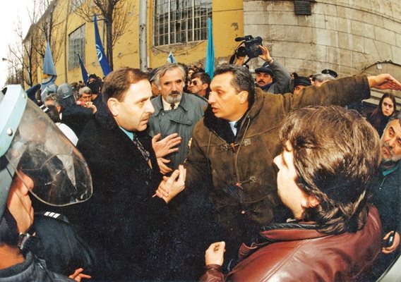 10 януари 1997 г. Часове преди протестиращите да щурмуват парламента, когато дори лидерите на СДС не могат да спрат ударната вълна.