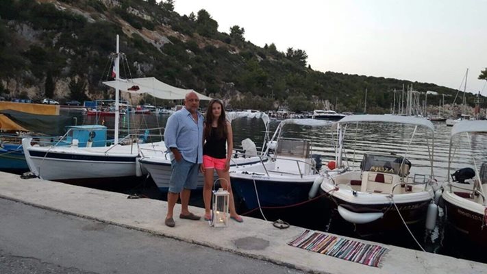 Алексиев и най-голямата му слабост - дъщеря му Дарина, преди няколко години на почивка в Гърция
