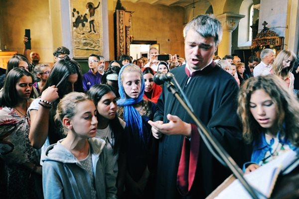 Никола Антонов пее с децата от летния лагер към Кремиковския манастир.