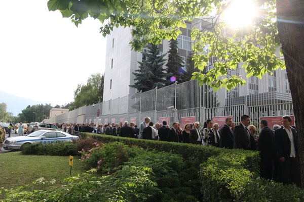 Голяма опашка се изви пред руското посолство СНИМКИ: Николай Литов