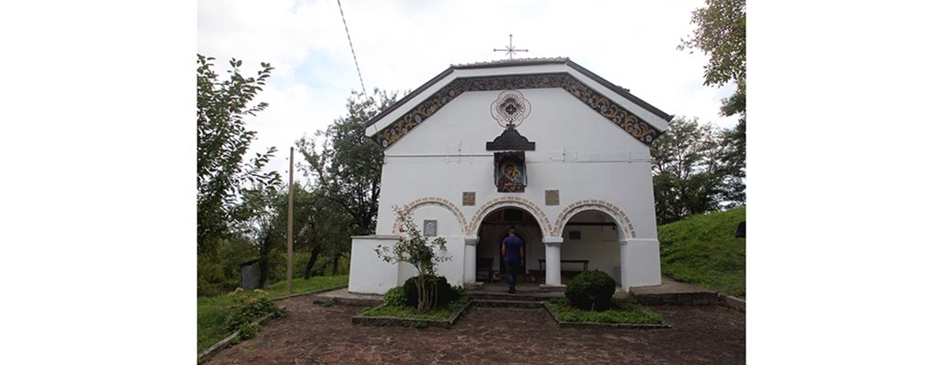 Църквата се разцепва на две половини по време на земетресението през 2012 година