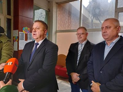 Районният прокурор Чавдар Грошев на преден план. До него са заместникът му Атанас Илиев и началникът на Икономическа полиция в Пловдив Славчо Алексиев.

