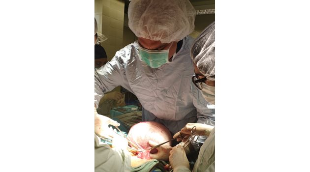 Екипът по време на операцията, който отстрани огромния тумор от яйчника на 62-годишната пациентка.