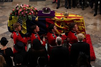 Ковчегът на британската кралица Елизабет се носи в деня на държавното погребение в Уестминстърското абатство.
СНИМКИ: РОЙТЕРС