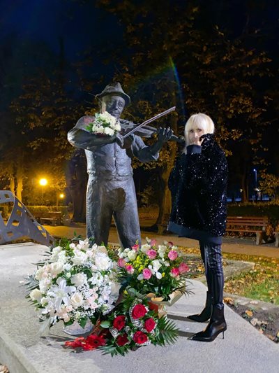 Лили Иванова  поднесе цветя  пред паметника  на Тодор Колев  в Шумен.