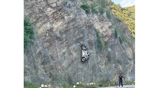 От удара мотористът е отхвръкнал и се е качил върху телената предпазна мрежа на склона отсреща СНИМКА: ОДМВР-Пазарджик
