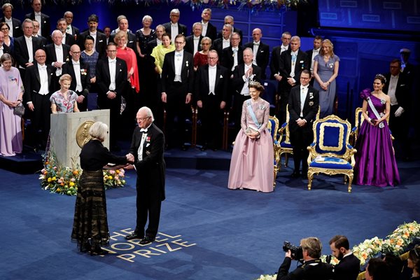 Клаудия Голдин получи Нобелова награда за икономически науки за 2023 г. от шведския крал Карл Густав по време на церемонията в Стокхолм.
СНИМКА: РОЙТЕРС