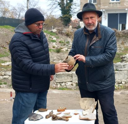 Проф. Николай Овчаров и доц. Здравко Димитров пред руините на средновековния Бдин