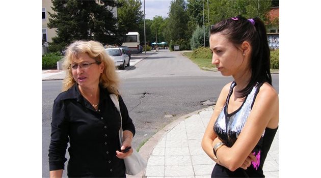 СТРЕС: Айсел Мустафова и дъщеря й Ширин потръпват при мисълта за полицейската акция.
