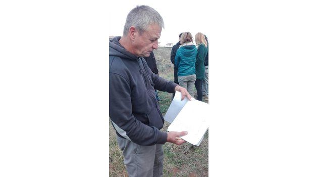 Петко Горанов показва подписката до областния управител Снимки: Авторът