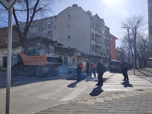 Най-после опасната яма е запълнена. Снимка: Авторът