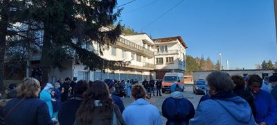 Dr. Spas Radev's colleagues honored his memory in front of the Razlog hospital.  PHOTO: Antoaneta Maskruchka